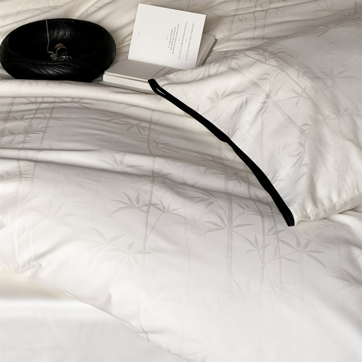 Bedding set made of cotton satin with bamboo jacquard and contrasting piping