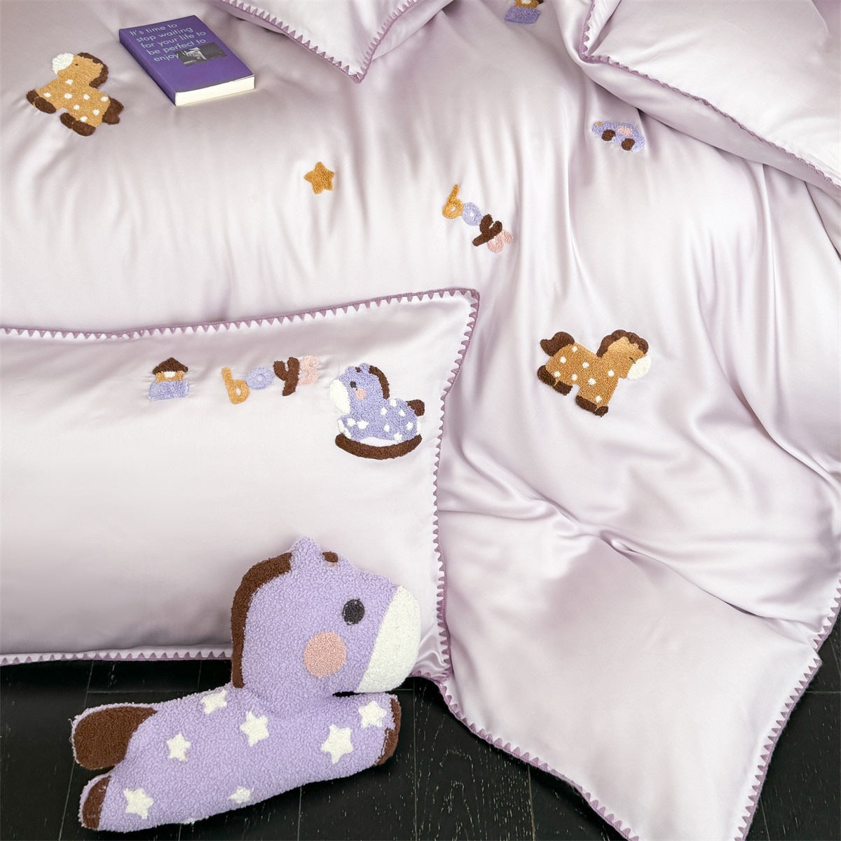 Children's bedding set made of cotton satin with embroidered animal appliqués and delicate piping