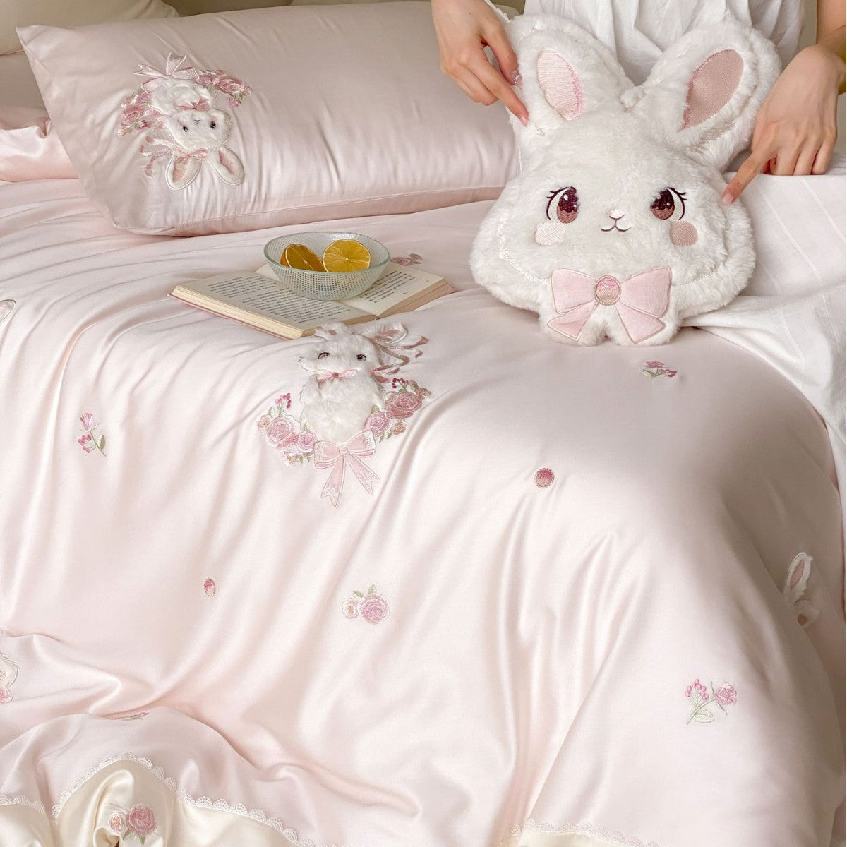 Children's bedding set with embroidered rabbit and rose motif Kalsten