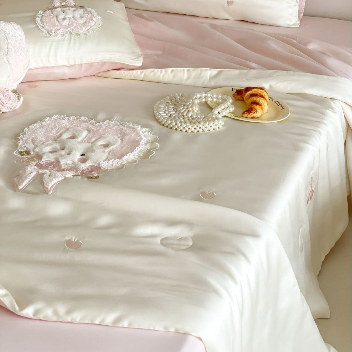 Satin bedding set for children and adolescents with embroidered plush applications Kalsten
