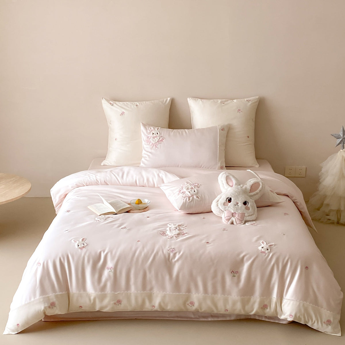 Children's bedding set with embroidered rabbit and rose motif Kalsten