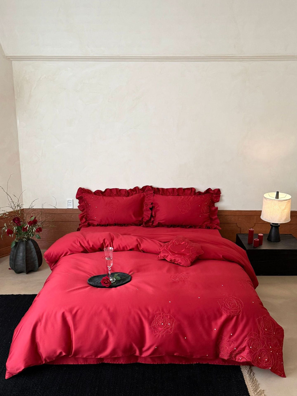 Satin bedding set with rose embroidery, ruffled pillow and decorative pillow Kalsten