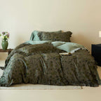 Bedding set with floral striped pattern and reversible function