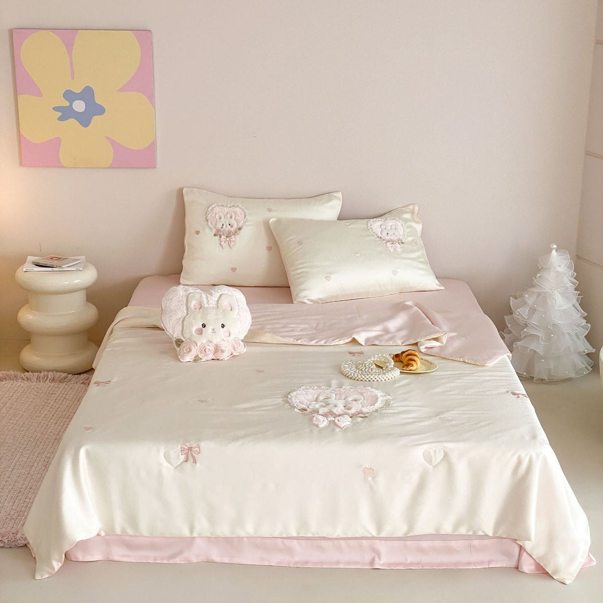 Satin bedding set for children and adolescents with embroidered plush applications Kalsten