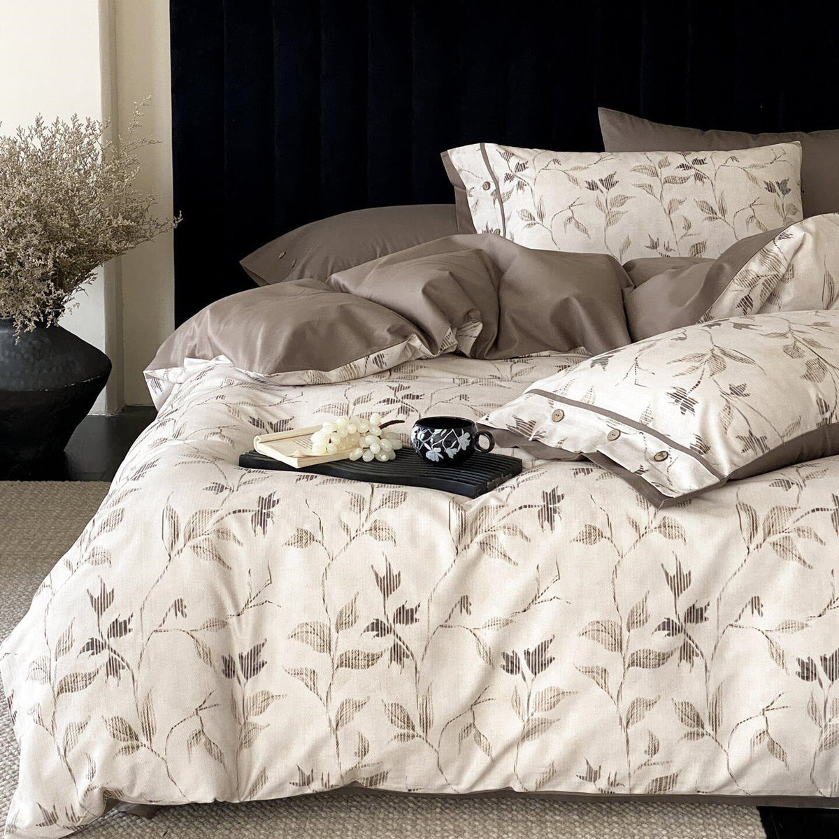Duvet cover set with fine leaf jacquard, button closure and hotel seam