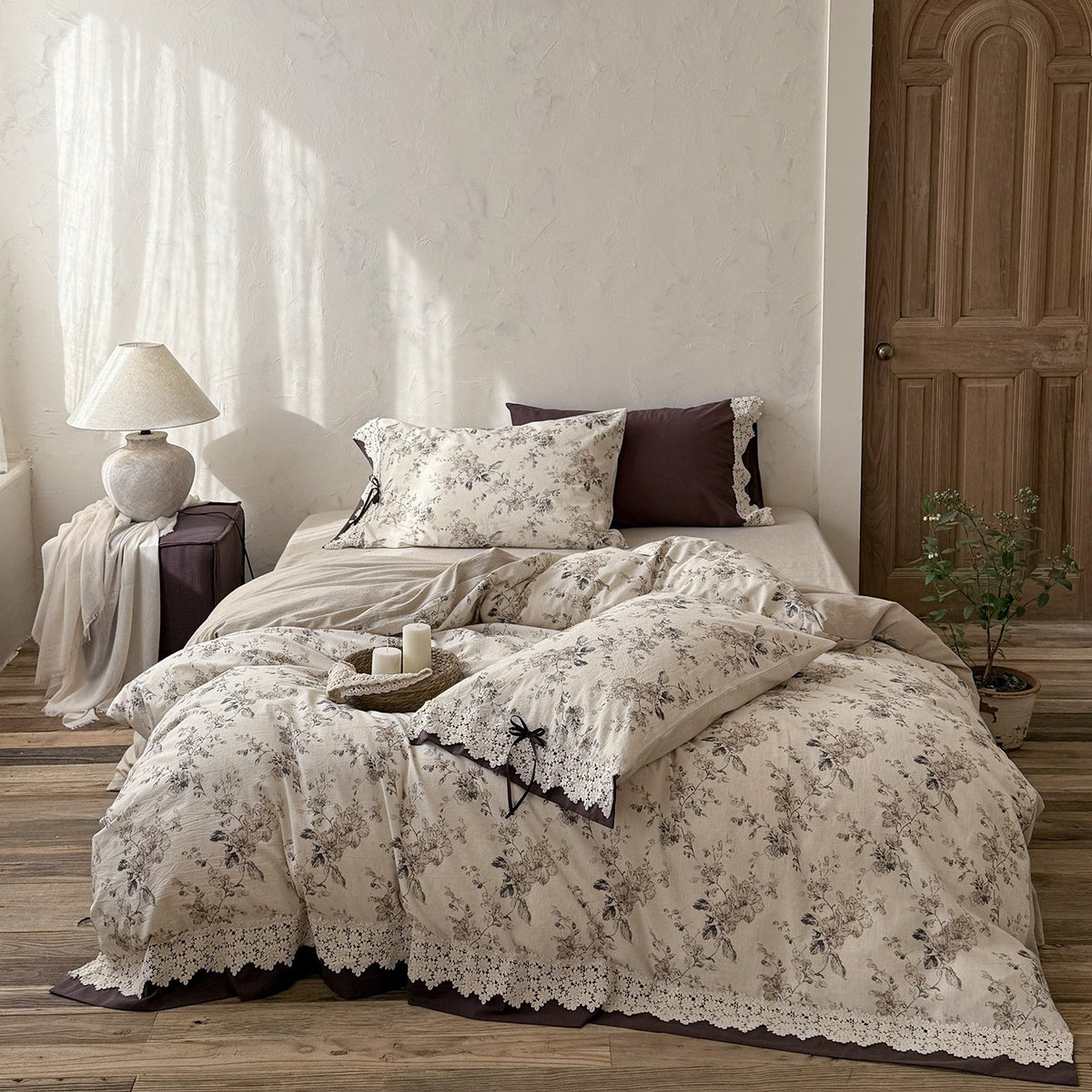 Satin bed linen set with romantic floral pattern and lace border Kalsten