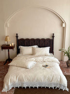 Finely woven cotton satin bedding set with lace border and fill-friendly hotel closure Kalsten