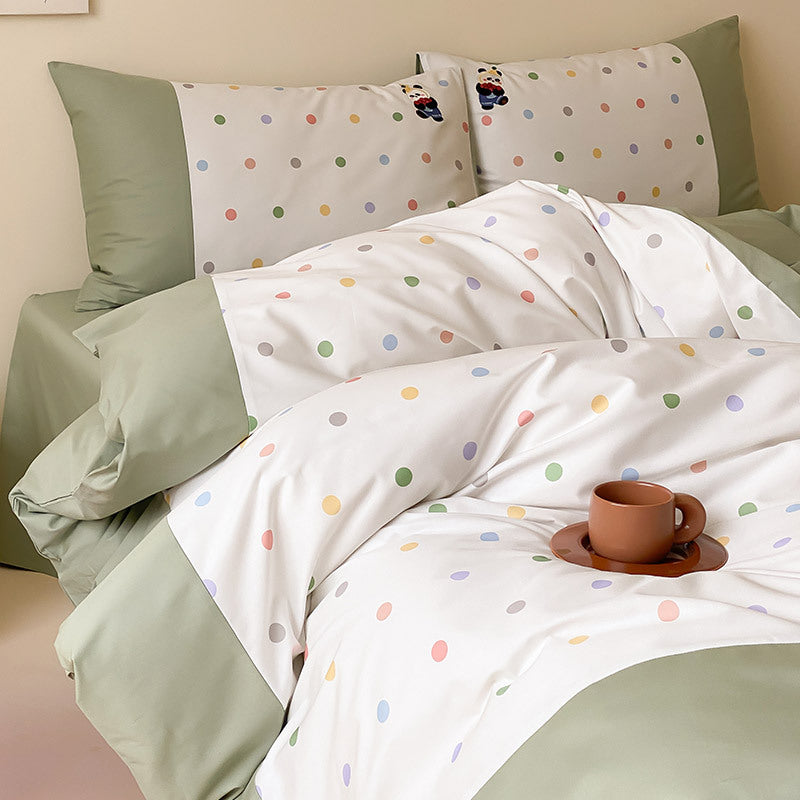 Children's bedding set made of fine cotton blend with pastel-colored polka dot print and teddy appliqué