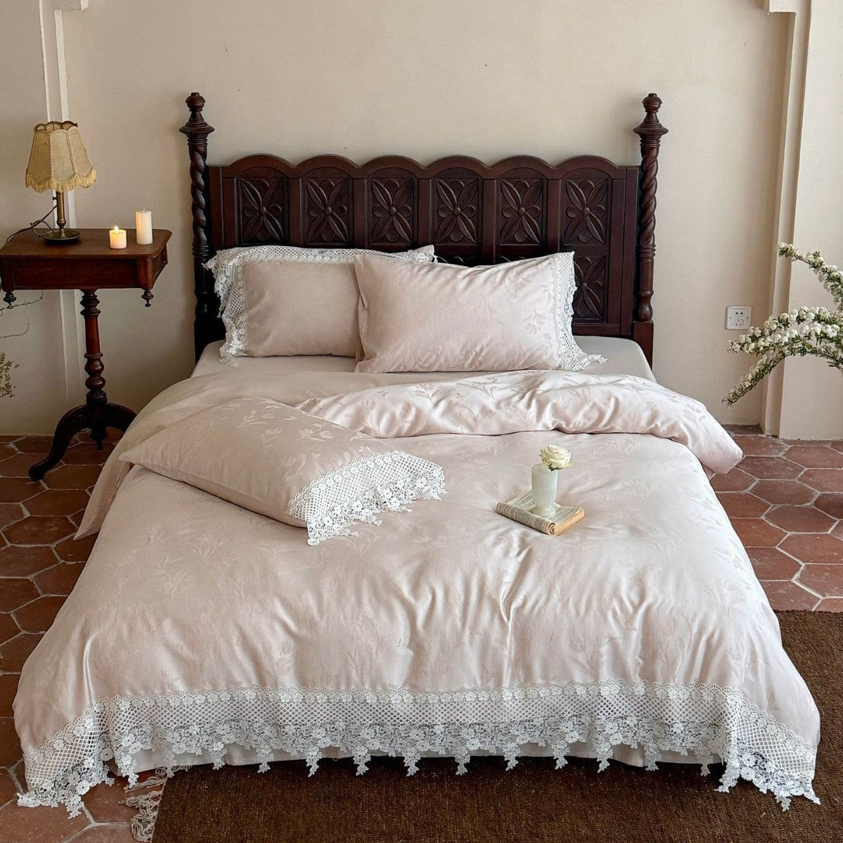 Finely woven cotton satin bedding set with lace border and fill-friendly hotel closure Kalsten