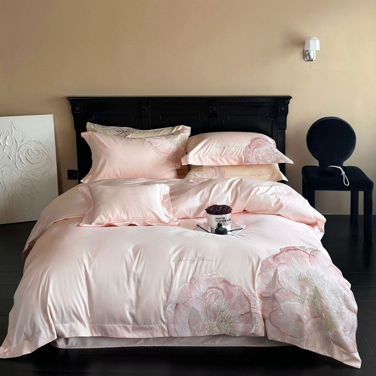 Satin bedding set with floral relief embroidery and velvety shine Kalsten