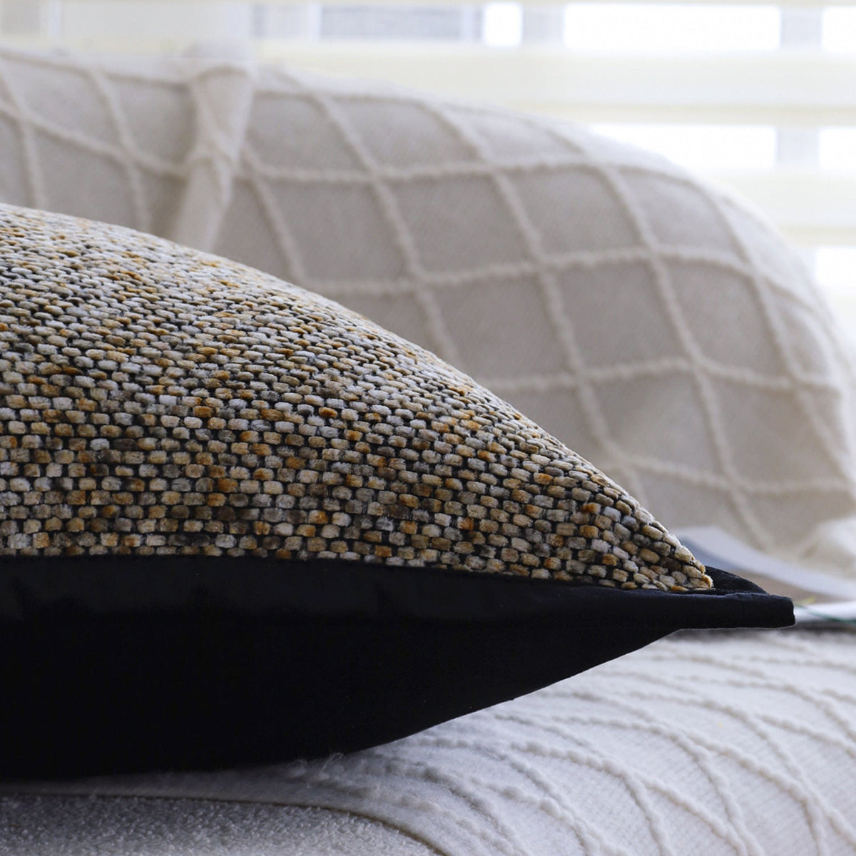 Square decorative cushion cover with粗糙 woven bouclé look and fine piping Kalsten