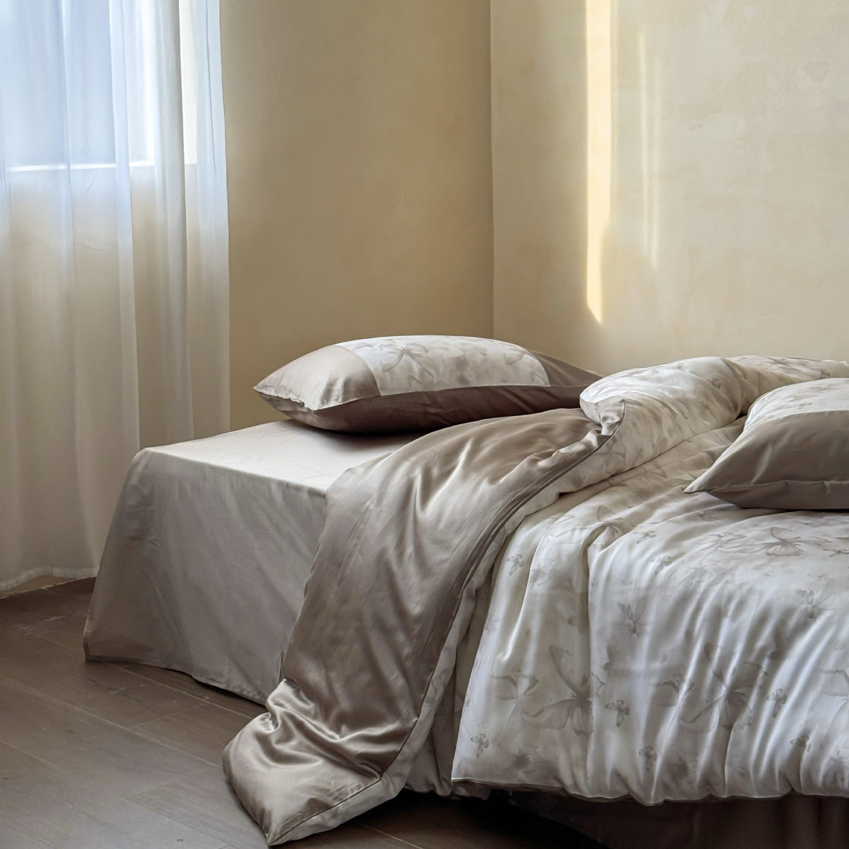 Bedding set made of cotton satin with woven butterfly jacquard and contrasting border