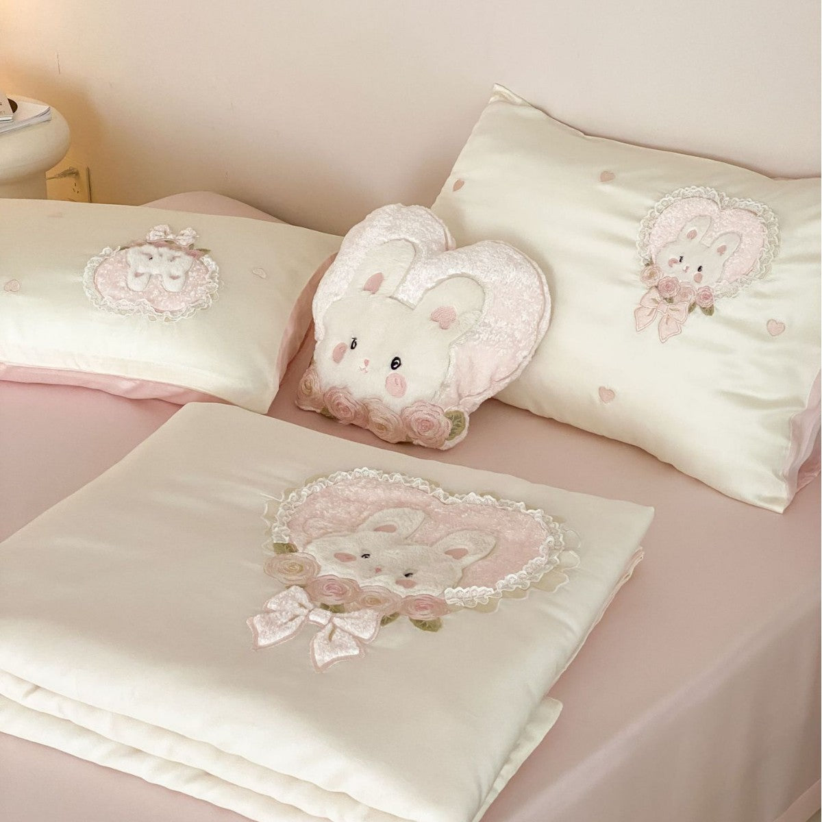 Satin bedding set for children and adolescents with embroidered plush applications Kalsten