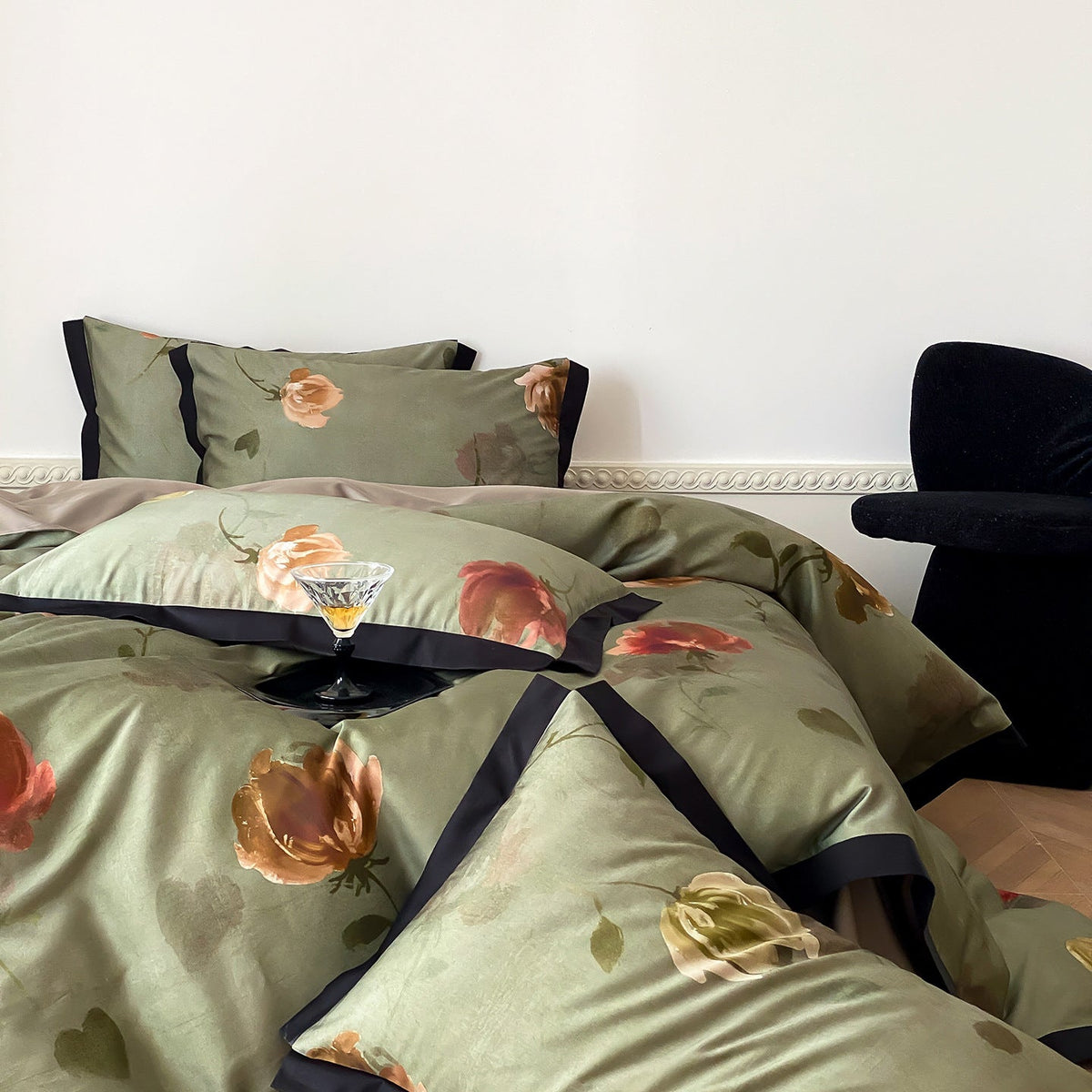 Satin bed linen set with large area watercolor flower print and fine edge piping
