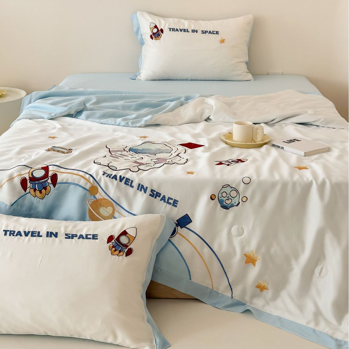Children's bedding set with embroidered astronaut and space motif made of cotton satin Kalsten