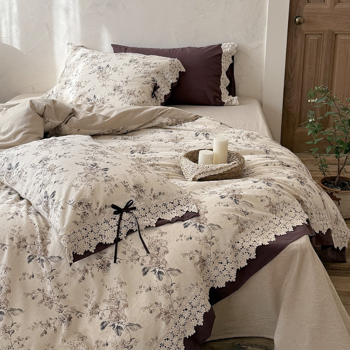 Satin bed linen set with romantic floral pattern and lace border Kalsten