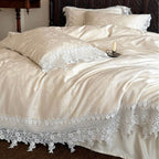 Finely woven cotton satin bedding set with lace border and fill-friendly hotel closure Kalsten