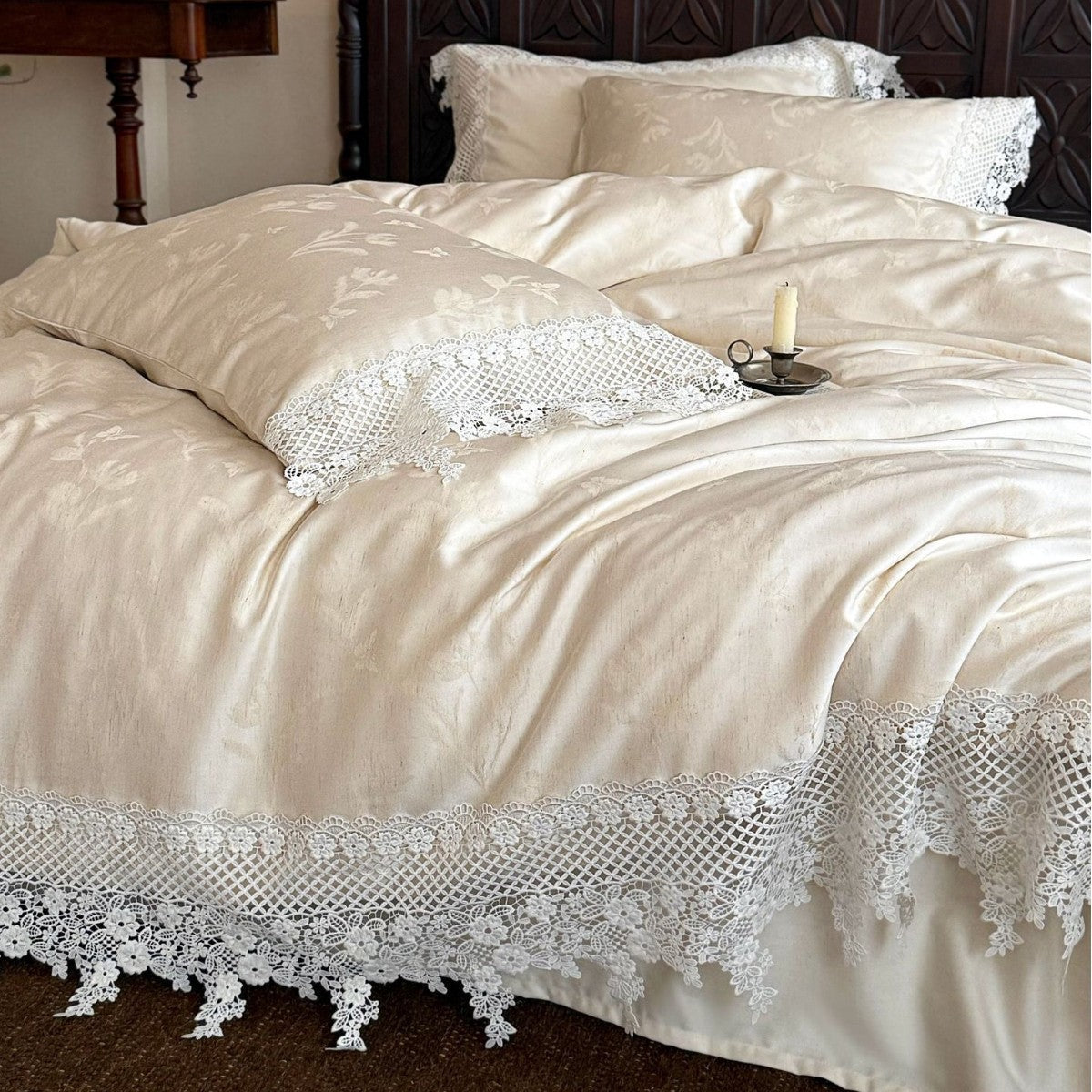 Finely woven cotton satin bedding set with lace border and fill-friendly hotel closure Kalsten