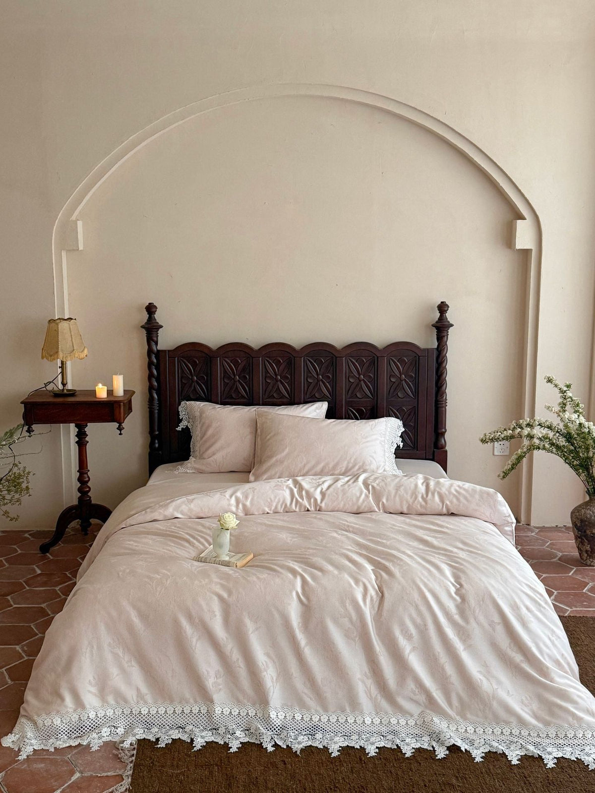 Finely woven cotton satin bedding set with lace border and fill-friendly hotel closure Kalsten